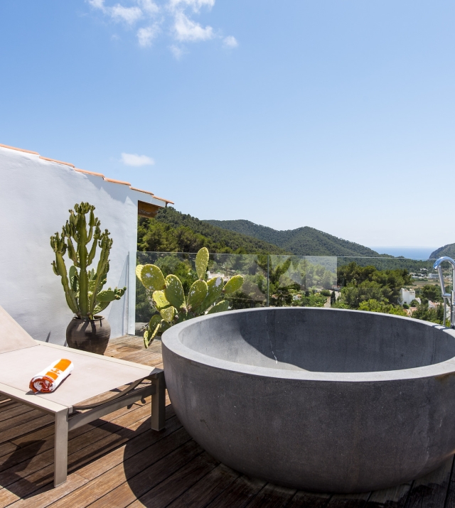 Resa Estates Ibiza tourist license santa eulalia te koop outdoor bath.jpg